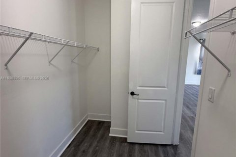 House in Hialeah, Florida 5 bedrooms, 226.31 sq.m. № 1996407 - photo 21