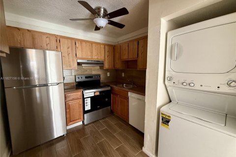 Condominio en alquiler en Coral Springs, Florida, 2 dormitorios, 74.32 m2 № 1938446 - foto 3