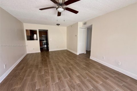 Condominio en alquiler en Coral Springs, Florida, 2 dormitorios, 74.32 m2 № 1938446 - foto 2