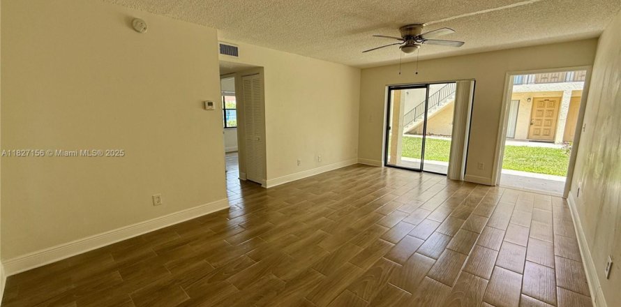 Condominio en Coral Springs, Florida, 2 dormitorios № 1938446