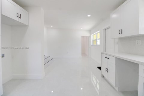 Купить виллу или дом в Майами-Гарденс, Флорида 5 спален, 182.37м2, № 1969176 - фото 16