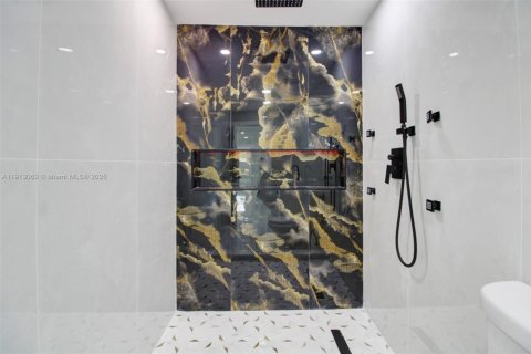 Купить виллу или дом в Майами-Гарденс, Флорида 5 спален, 182.37м2, № 1969176 - фото 19