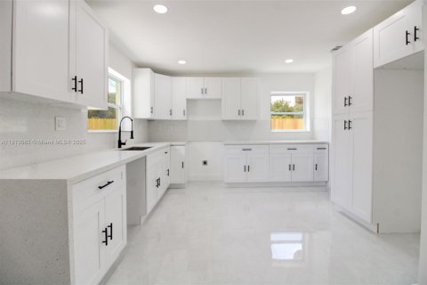 Купить виллу или дом в Майами-Гарденс, Флорида 5 спален, 182.37м2, № 1969176 - фото 10