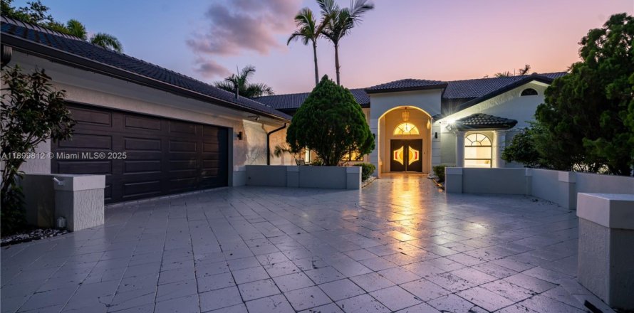 House in Plantation, Florida 7 bedrooms, 350.06 sq.m. № 2061305