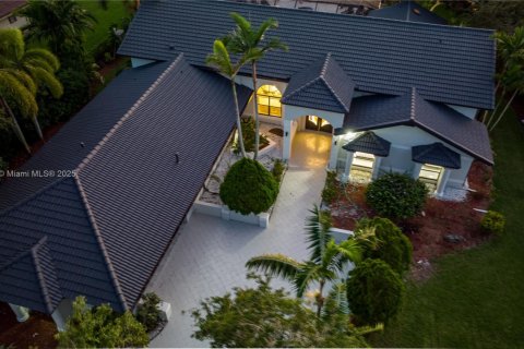 House in Plantation, Florida 7 bedrooms, 350.06 sq.m. № 2061305 - photo 2