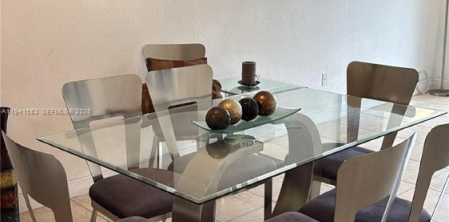 Квартира в Дорал, Флорида 2 спальни, 96.62м2 № 2000758