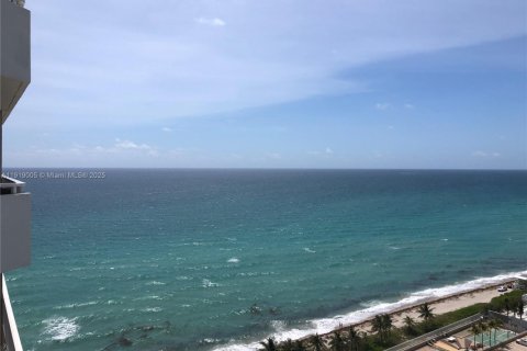 Снять в аренду кондоминиум в Халландейл-Бич, Флорида 1 спальня, 80.82м2, № 1974763 - фото 3