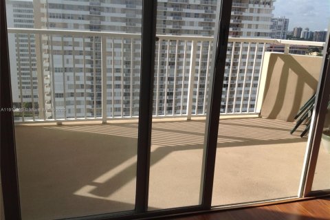 Снять в аренду кондоминиум в Халландейл-Бич, Флорида 1 спальня, 80.82м2, № 1974763 - фото 13