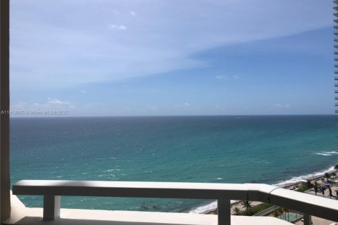 Кондоминиум с 1 спальней в Халландейл-Бич, Флорида № 1974763