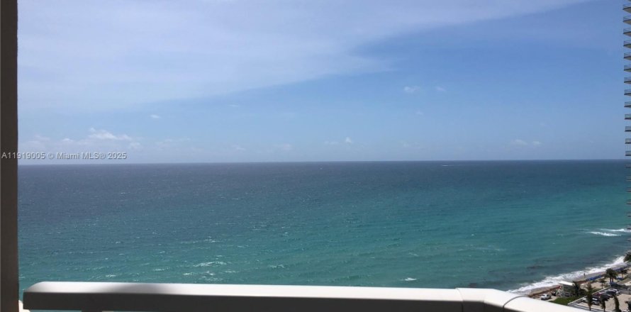 Кондоминиум с 1 спальней в Халландейл-Бич, Флорида № 1974763