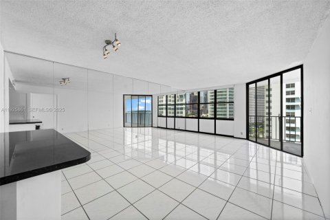 Copropriété à louer à Miami, Floride: 1 chambre, 98.85 m2 № 1984312 - photo 1