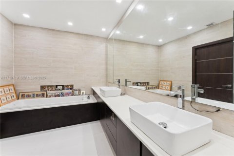 Condo in Aventura, Florida, 3 bedrooms № 2088250 - photo 13