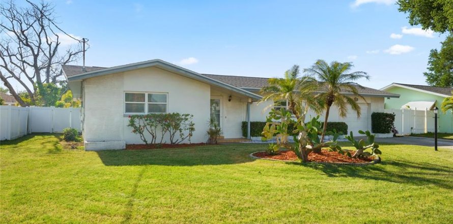 House in Largo, Florida 2 bedrooms, 161.19 sq.m. № 2110124