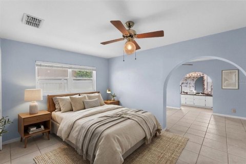 House in Largo, Florida 2 bedrooms, 161.19 sq.m. № 2110124 - photo 12