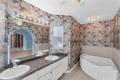 House in Largo, Florida 2 bedrooms, 161.19 sq.m. № 2110124 - photo 17