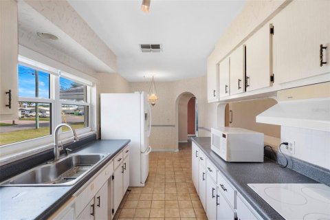 House in Largo, Florida 2 bedrooms, 161.19 sq.m. № 2110124 - photo 24