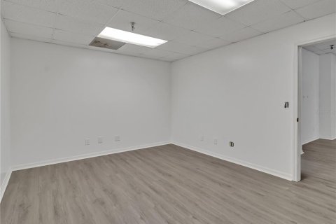 Propiedad comercial en alquiler en Plant City, Florida, 1053.7 m2 № 1781091 - foto 8