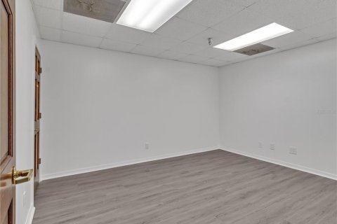 Immobilier commercial à louer à Plant City, Floride: 1053.7 m2 № 1781091 - photo 6