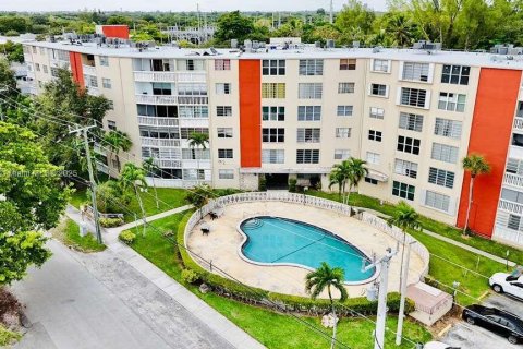 Снять в аренду кондоминиум в Норт-Майами, Флорида 1 спальня, 74.97м2, № 1964472 - фото 1