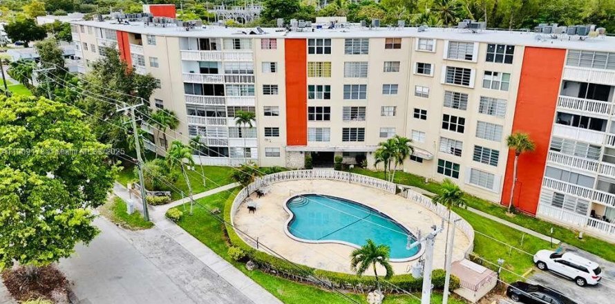 Кондоминиум с 1 спальней в Норт-Майами, Флорида № 1964472