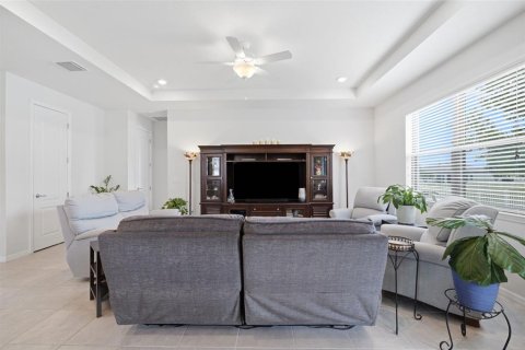 House in Spring Hill, Florida 3 bedrooms, 156.26 sq.m. № 2259547 - photo 3