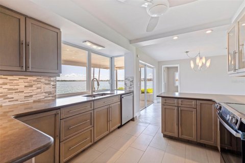 House in Treasure Island, Florida 3 bedrooms, 167.13 sq.m. № 1808757 - photo 12