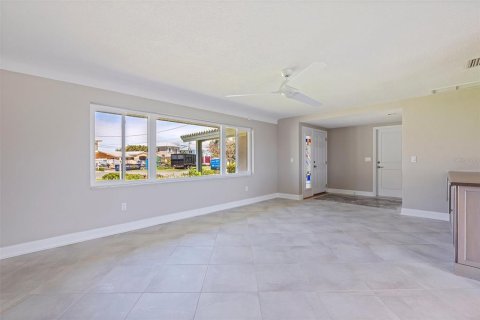 House in Treasure Island, Florida 3 bedrooms, 167.13 sq.m. № 1808757 - photo 5