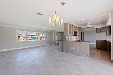 House in Treasure Island, Florida 3 bedrooms, 167.13 sq.m. № 1808757 - photo 9