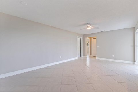 House in Treasure Island, Florida 3 bedrooms, 167.13 sq.m. № 1808757 - photo 18