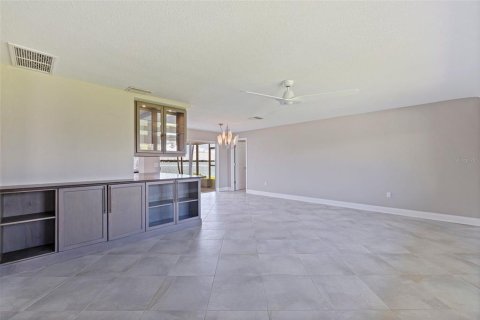 House in Treasure Island, Florida 3 bedrooms, 167.13 sq.m. № 1808757 - photo 6