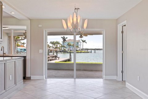 House in Treasure Island, Florida 3 bedrooms, 167.13 sq.m. № 1808757 - photo 8