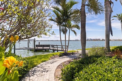 House in Treasure Island, Florida 3 bedrooms, 167.13 sq.m. № 1808757 - photo 3