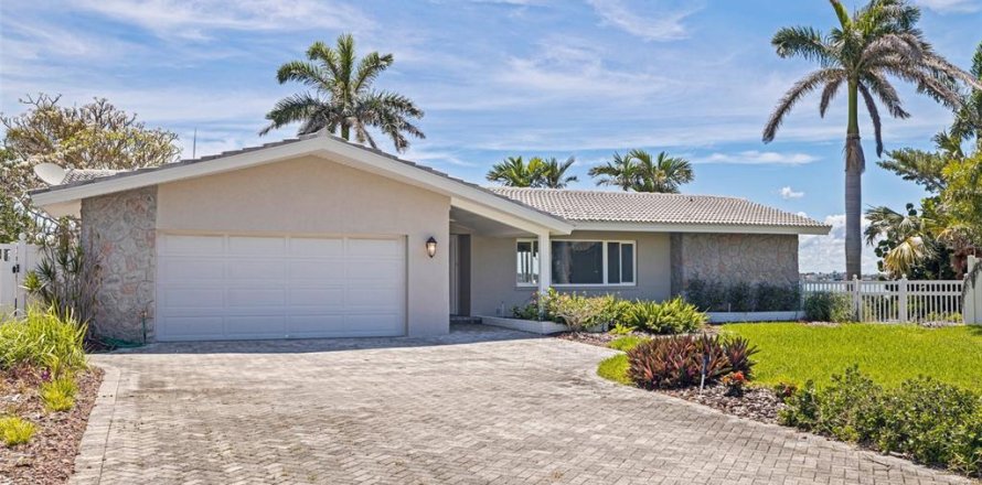 House in Treasure Island, Florida 3 bedrooms, 167.13 sq.m. № 1808757