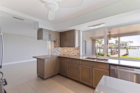 House in Treasure Island, Florida 3 bedrooms, 167.13 sq.m. № 1808757 - photo 11