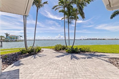 House in Treasure Island, Florida 3 bedrooms, 167.13 sq.m. № 1808757 - photo 2