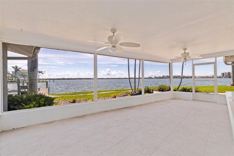House in Treasure Island, Florida 3 bedrooms, 167.13 sq.m. № 1808757 - photo 24