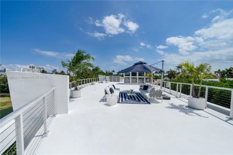 Casa en venta en Miami Beach, Florida, 5 dormitorios, 316.43 m2 № 1956728 - foto 30