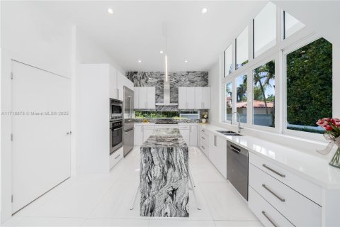 Casa en venta en Miami Beach, Florida, 5 dormitorios, 316.43 m2 № 1956728 - foto 7