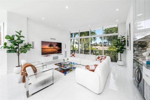 Casa en venta en Miami Beach, Florida, 5 dormitorios, 316.43 m2 № 1956728 - foto 11