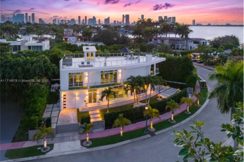 Casa en venta en Miami Beach, Florida, 5 dormitorios, 316.43 m2 № 1956728 - foto 2