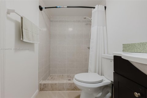 Condo in Tamarac, Florida, 2 bedrooms  № 2001499 - photo 10