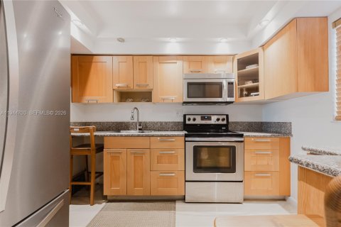 Condo in Tamarac, Florida, 2 bedrooms  № 2001499 - photo 2