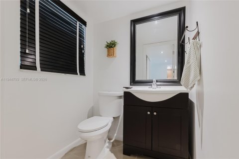 Condo in Tamarac, Florida, 2 bedrooms  № 2001499 - photo 7