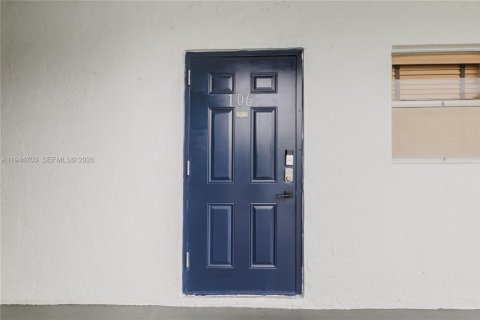 Condo in Tamarac, Florida, 2 bedrooms  № 2001499 - photo 28