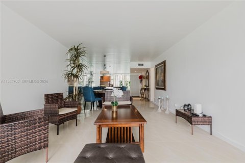 Condo in Tamarac, Florida, 2 bedrooms  № 2001499 - photo 4