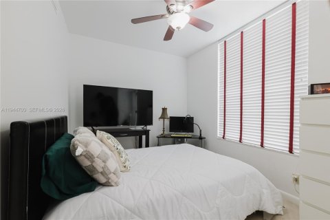 Condo in Tamarac, Florida, 2 bedrooms  № 2001499 - photo 5