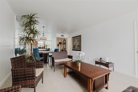 Condo in Tamarac, Florida, 2 bedrooms  № 2001499 - photo 13