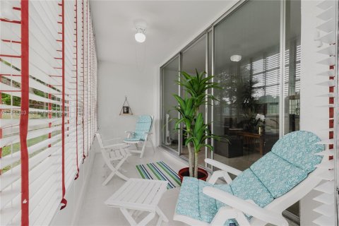 Condo in Tamarac, Florida, 2 bedrooms  № 2001499 - photo 19