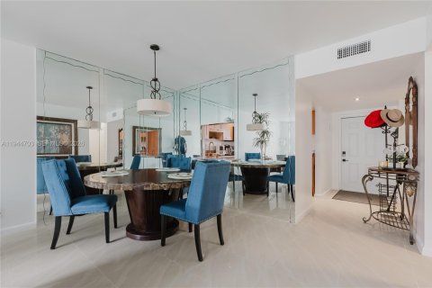 Condo in Tamarac, Florida, 2 bedrooms  № 2001499 - photo 16