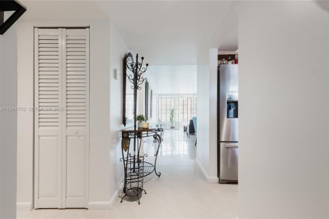 Condo in Tamarac, Florida, 2 bedrooms  № 2001499 - photo 8